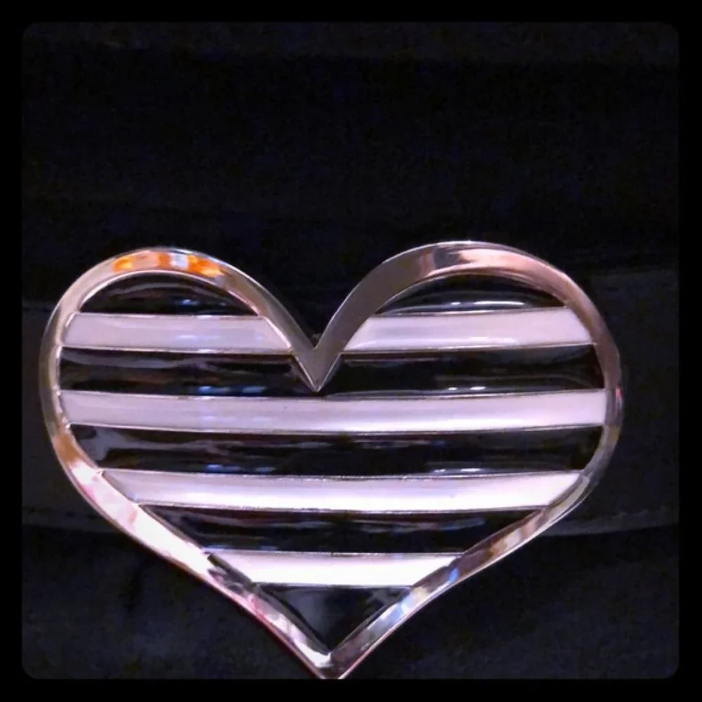 No Boundaries Black &White Heart belt buckle EUC